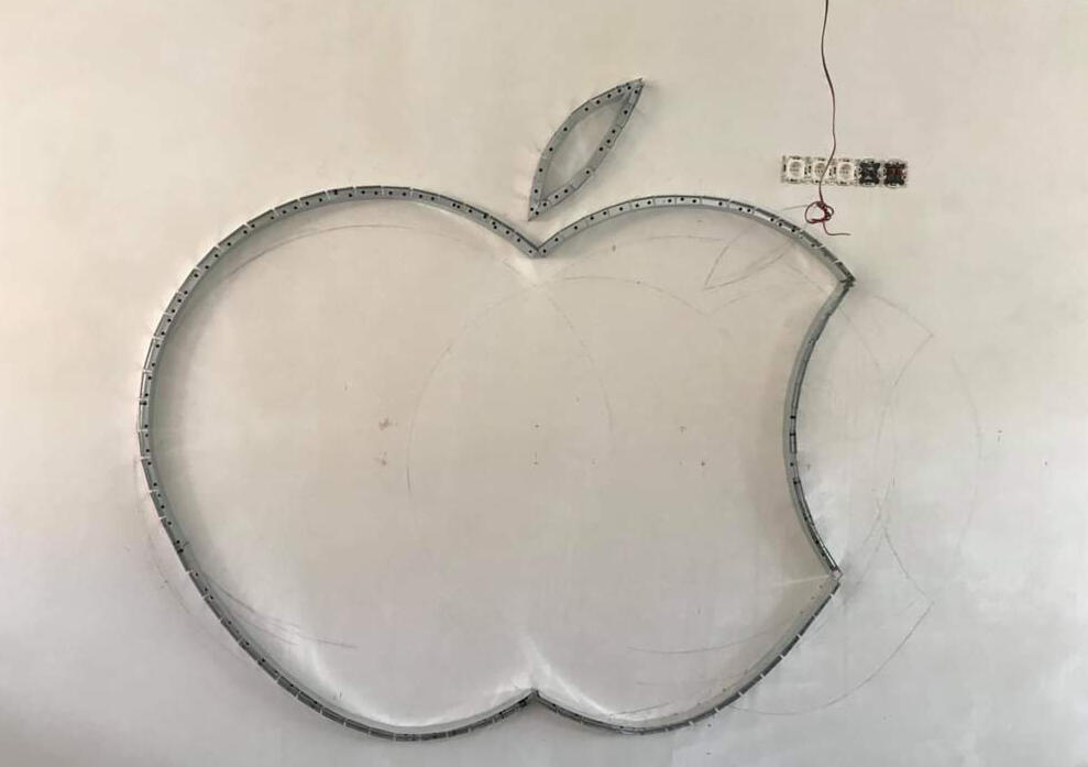 Apple logo gipsplaten design Gent — S GYPFIX op maat Decoratieve gipsplaten wand in Sint-Amandsberg met uitgesneden Apple-logo vorm - S GYPFIX