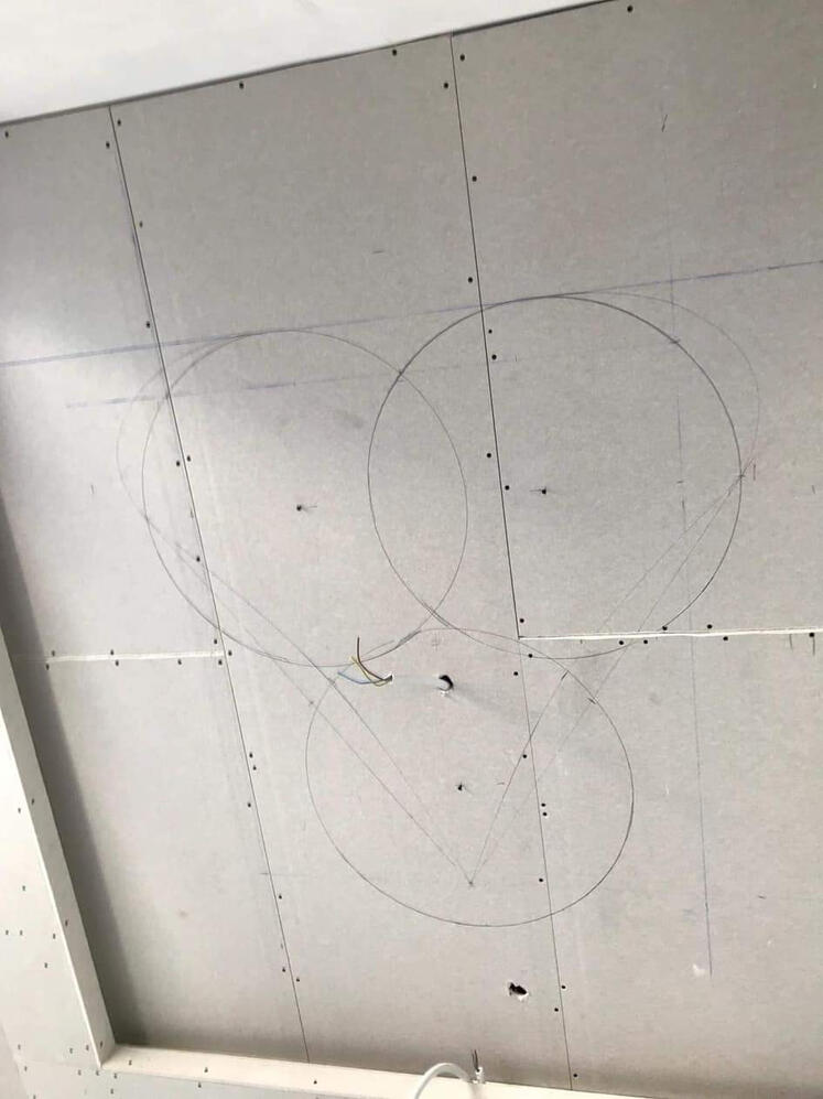 Afgetekende vorm op plafond — voorbereiding gipsplaatwerk Uitlijning en aftekening van decoratieve vorm op plafond in Gentbruge voor montage - S GYPFIX