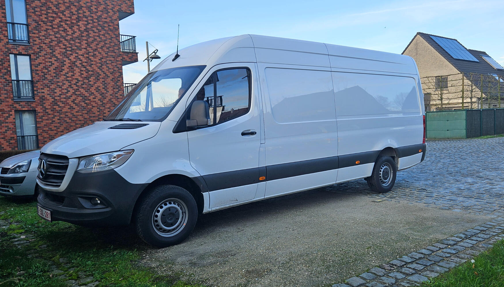 Mercedes Sprinter S GYPFIX — volledig zijaanzicht Zijaanzicht volledige Mercedes Sprinter bestelwagen van S GYPFIX