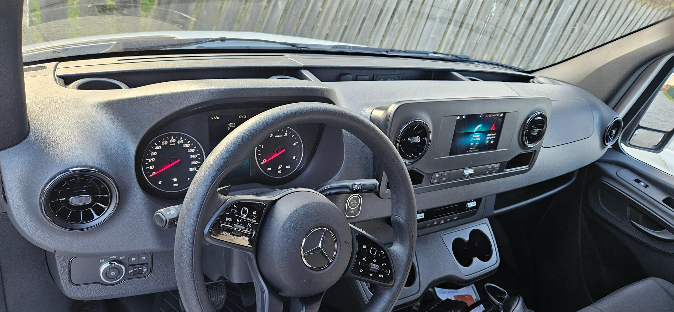 Nieuwe bedrijfswagen — Mercedes Sprinter S GYPFIX Interieur dashboard nieuwe Mercedes Sprinter bestelwagen S GYPFIX Aalter