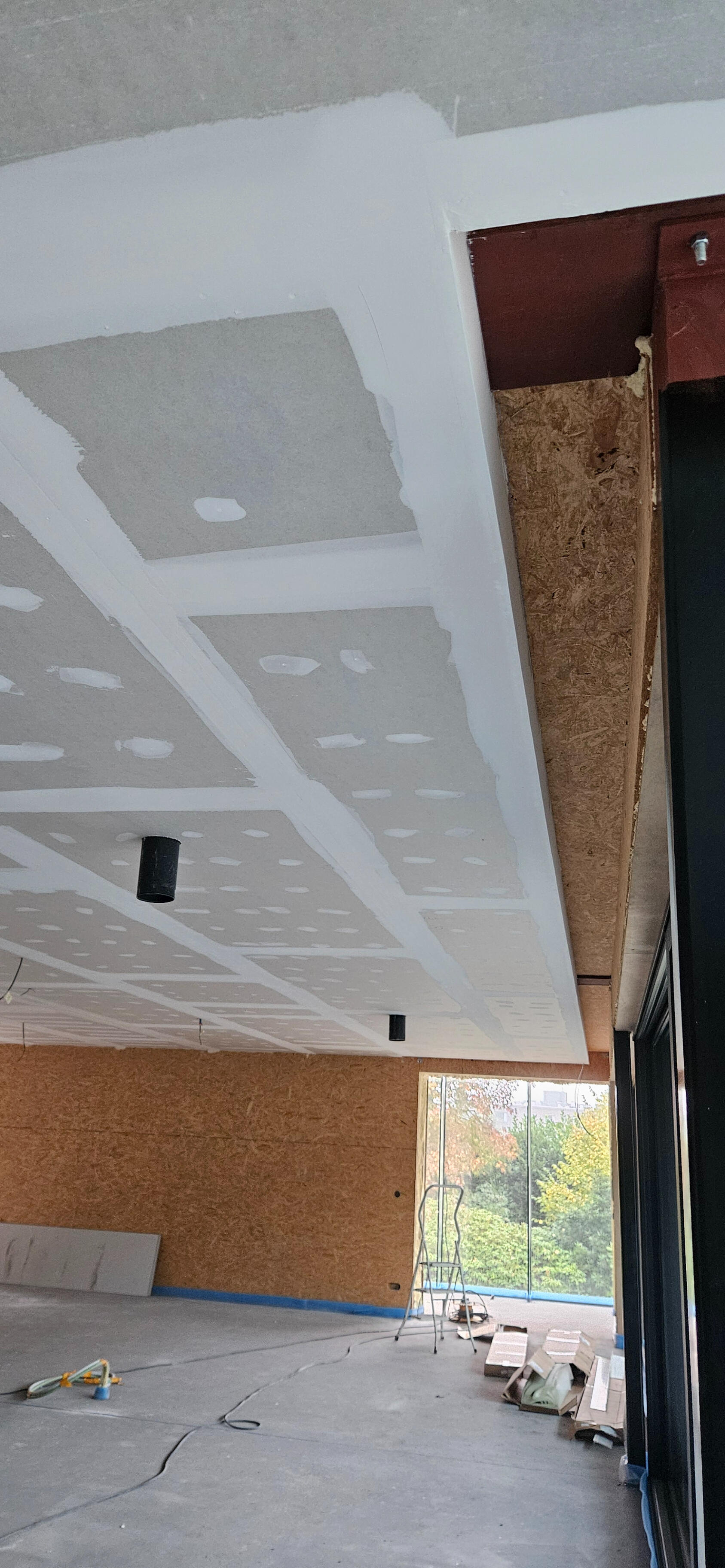 Plafond bij raam met gordijnnis — S GYPFIX Ingelmunster Groot geplamuurd plafond met gordijnnis en lichte plafondbreking bij het raam - S GYPFIX Ingelmunster